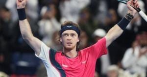 andrey rublev golpea un letrero y pierde el control en juego