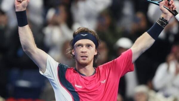 Andrey Rublev golpea un letrero y pierde el control en juego 20 andrey rublev golpea un letrero y pierde el control en juego